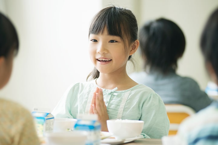 給食を食べる子供たち